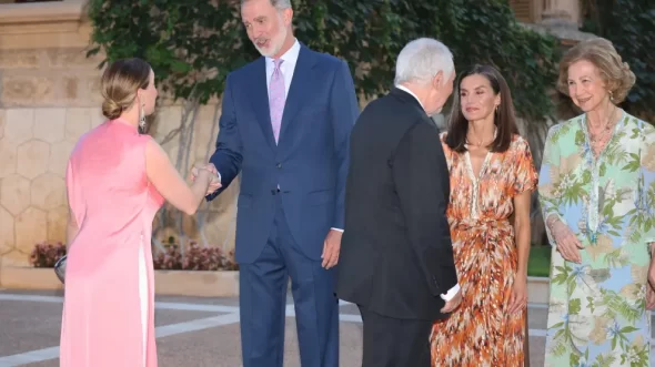 La reina Letizia participa sentada en el besamanos en Marivent por las molestias en el pie