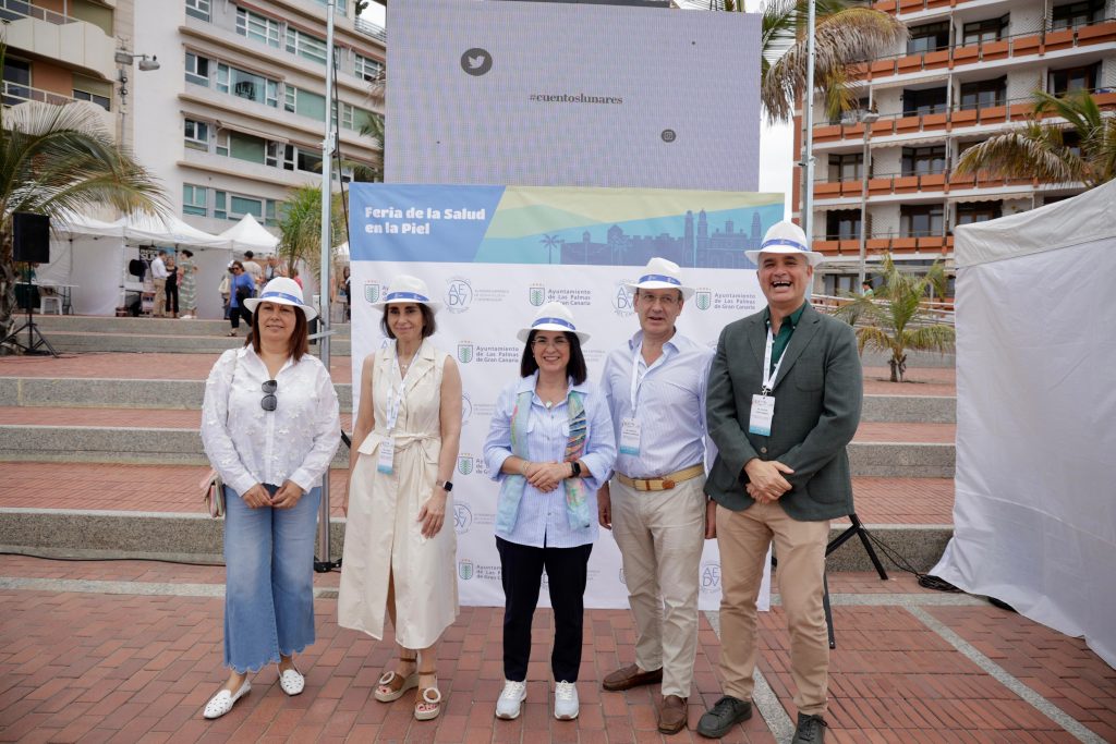 Más de mil personas participan en la décima edición de la Feria de la Salud de la Piel en Las Canteras (3)