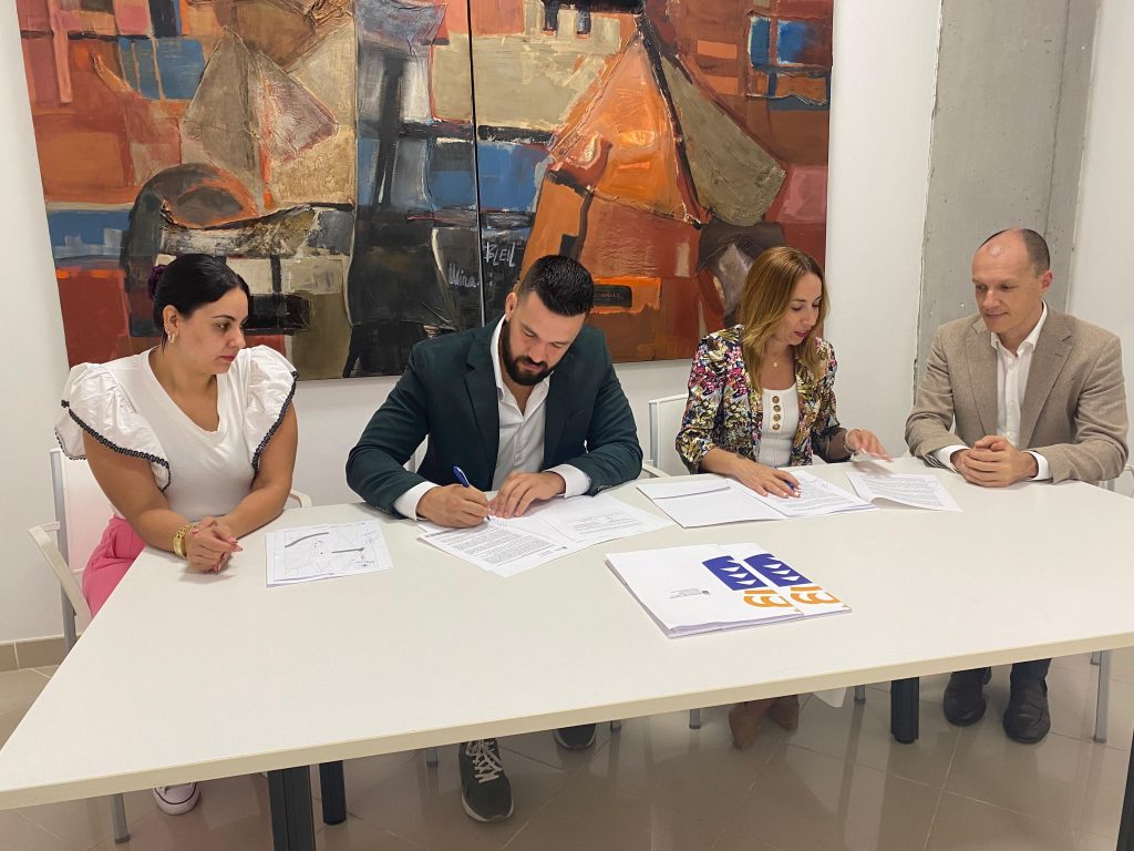 Momento de la firma de la cesión de la vía