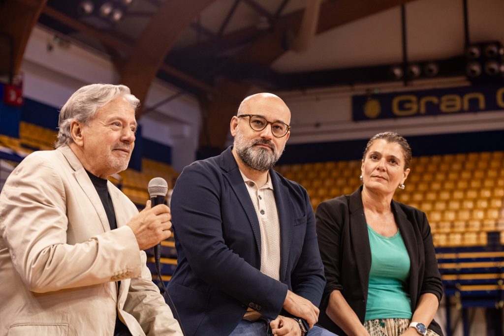 Momento presentación Solidarios con Altura