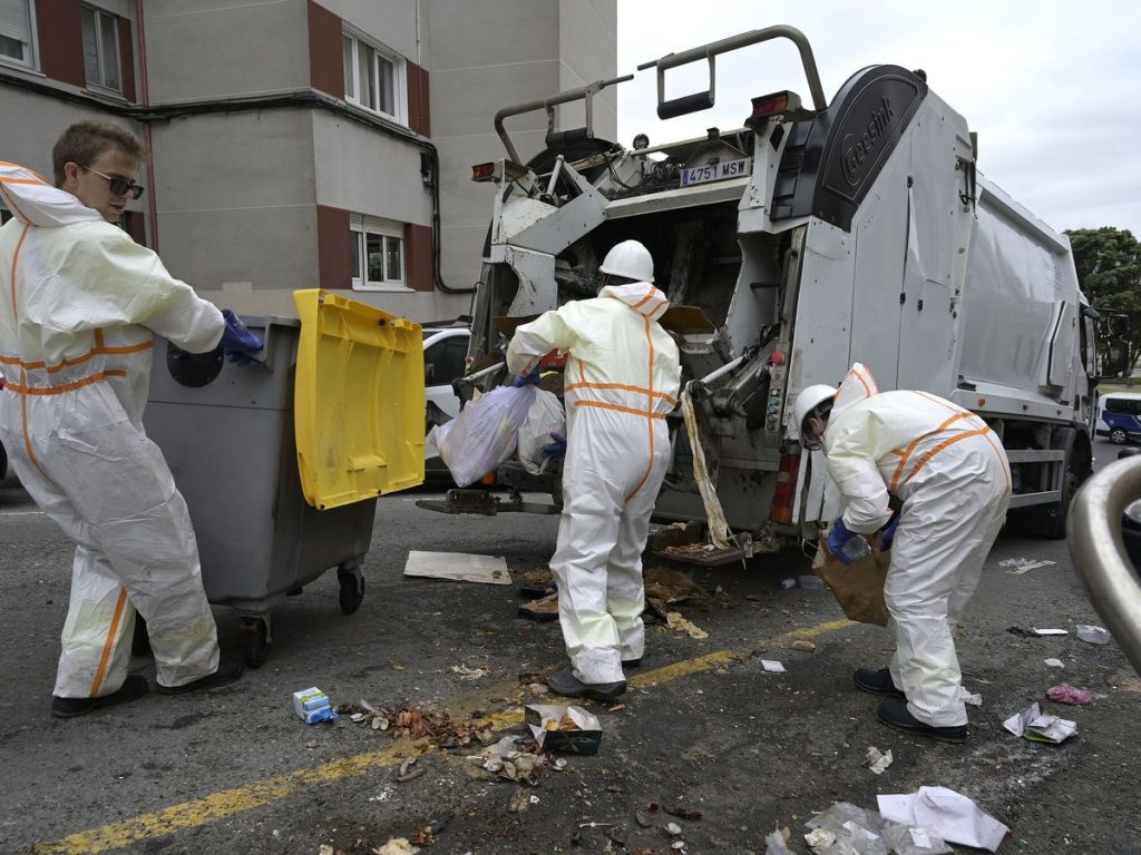 Se inicia con escolta policial la recogida de basura en A Coruña tras semanas de huelga