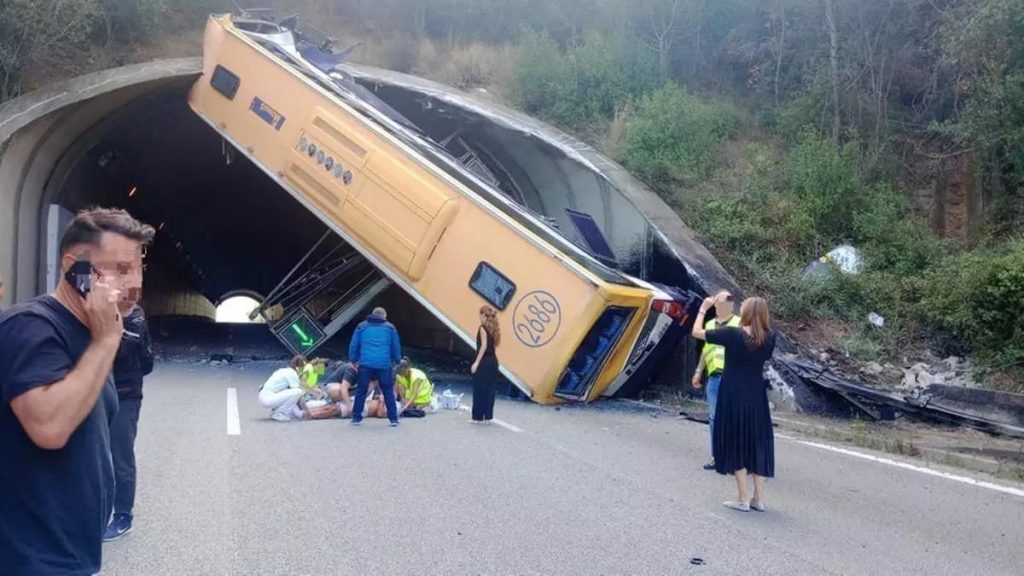 Tres heridos críticos y 22 graves al empotrarse un autocar en un túnel en el Maresme