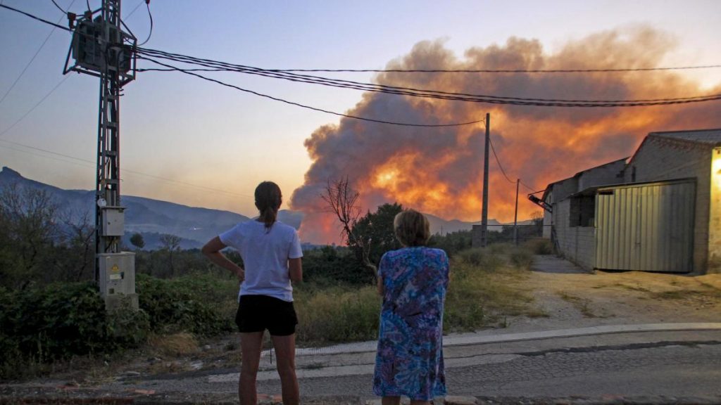 dos-personas-observa-el-incendio-de-benasau-alicante