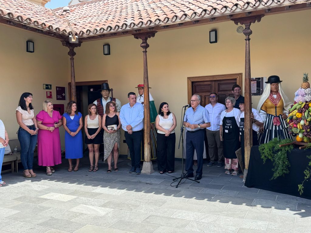 080824 El presidente del Cabildo de La Gomera, Casimiro Curbelo, durante su intervención en la apertura de la exposición dedicada a la artesanía gomera en Candelaria