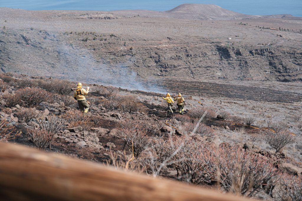 190824 Equipos de extinción de incendios actuando sobre un conato en La Gomera