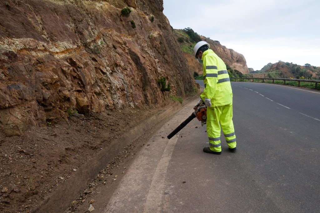 200824 Limpieza de cunetas y arcenes del operativo de mantenimiento y conservación de carreteras en La Gomera