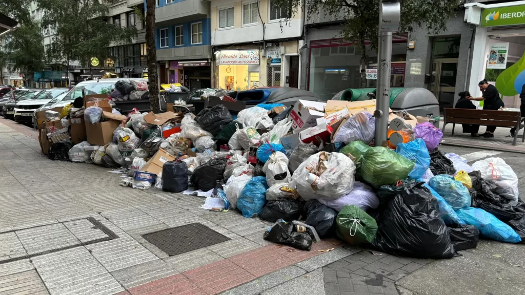 A Coruña amplía la emergencia sanitaria por el conflicto de basura y refuerza la recogida