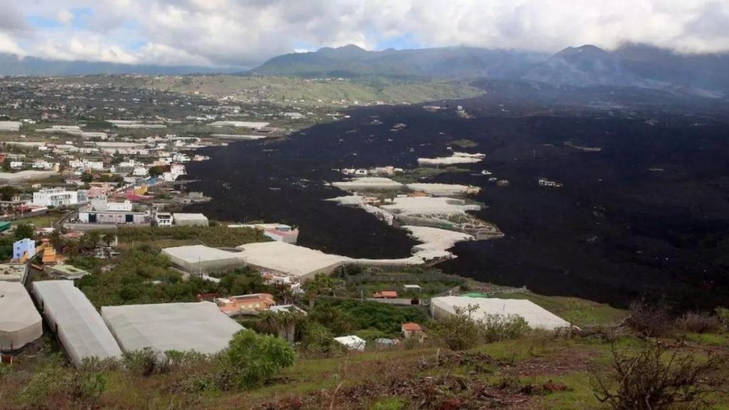 Afectados por el volcán acusan a Sánchez