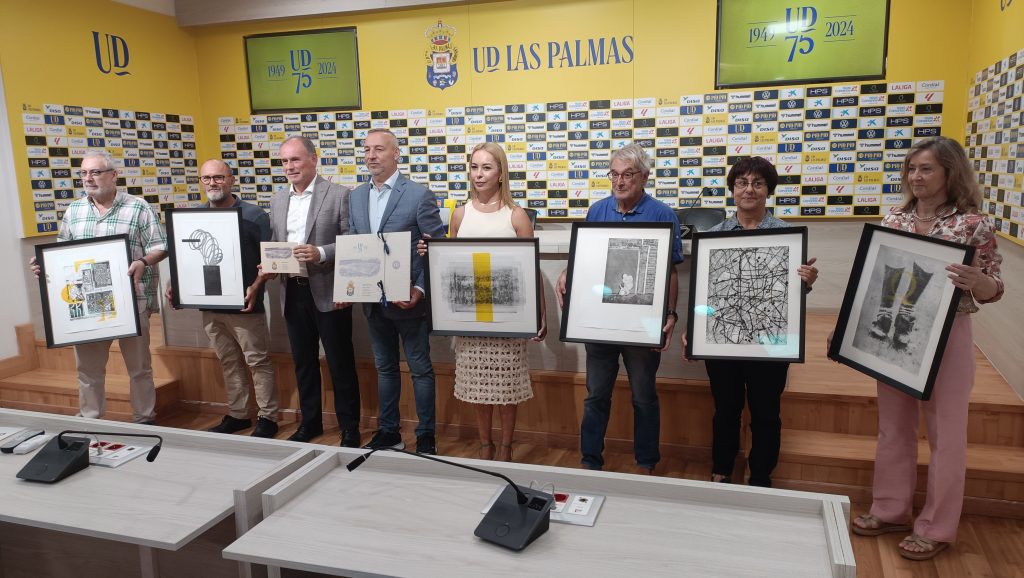 Algunos de los artistas con sus grabados junto a Guacimara Medina y Miguel Ángel Ramírez.