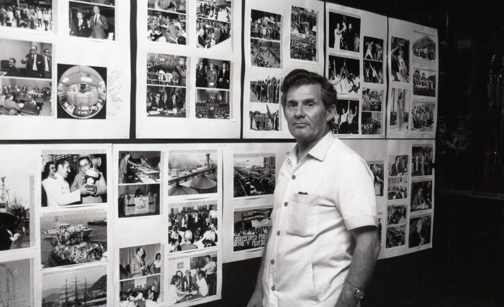 Antonio García Rueda, en una exposición de sus fotografías. Sin datar