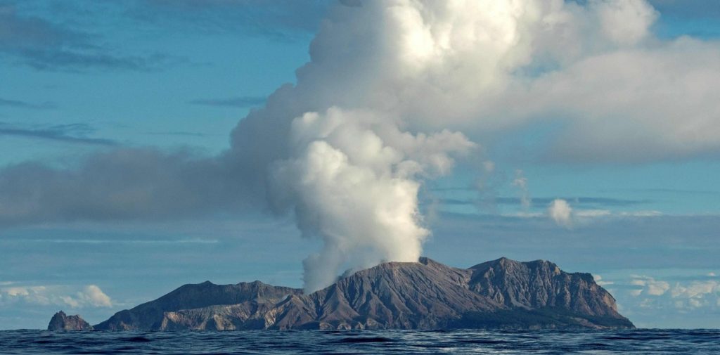 Cancelan diez vuelos en dos aeropuertos de N. Zelanda por las cenizas del volcán Whakaari