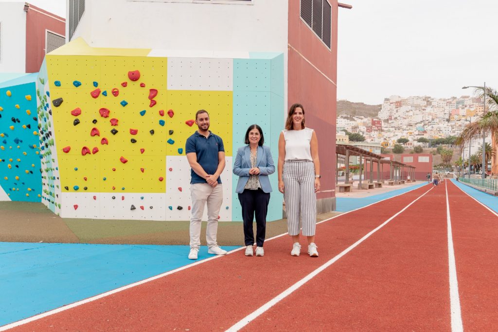 Carolina Darias, acompañada por la concejala de Deportes, Carla Campoamor, y el gerente del IMD, Eloy García, en el Parque Deportivo de la Vega de San José