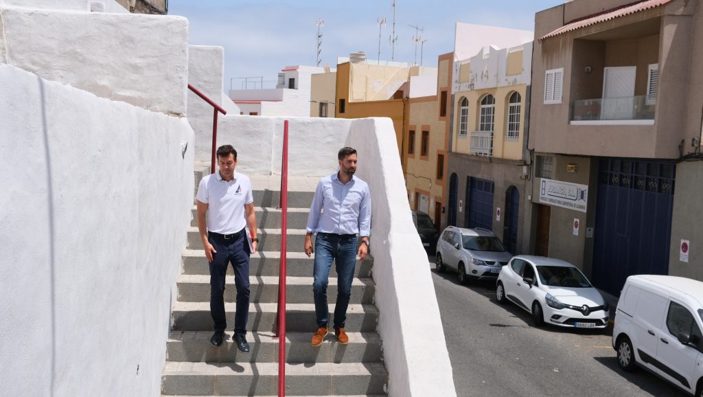 El Ayuntamiento acondiciona una quincena de escaleras en el barrio de Pedro Hidalgo 2