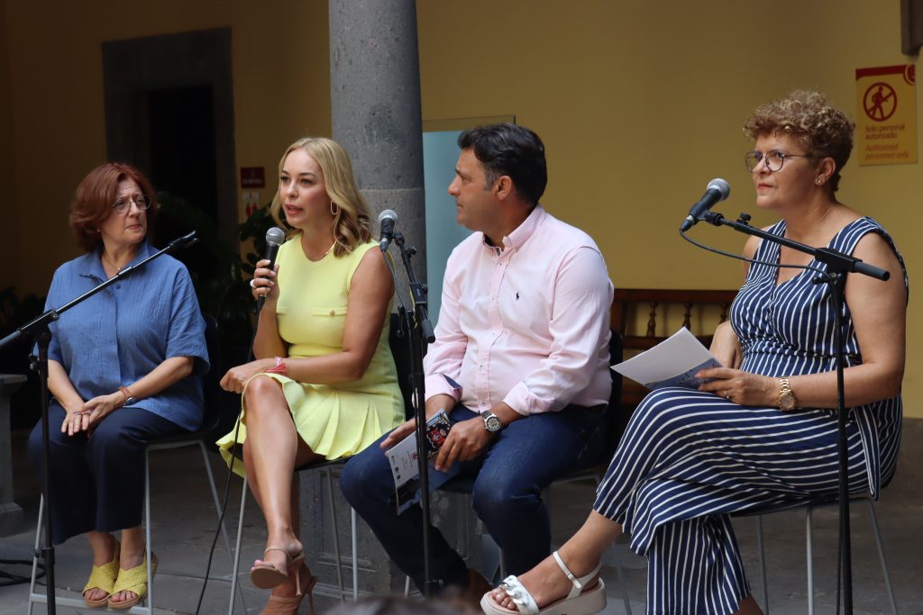 Guacimara Medina durante la presentación junto a Jesús Díaz, Pilar Ramos y Carmen Gloria Rodríguez