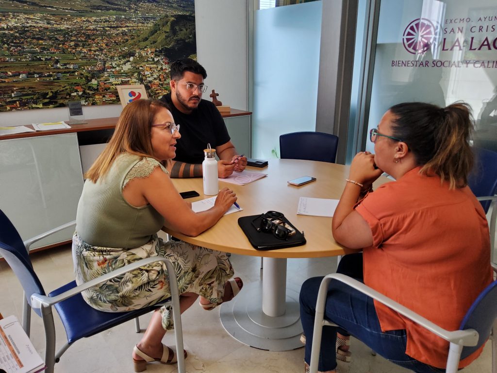 Idaira Afonso, María Cruz y Dailos González en la reunión 1