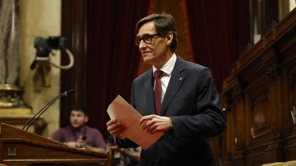 Illa logra ser investido president tras el insólito regreso y una nueva fuga de Puigdemont