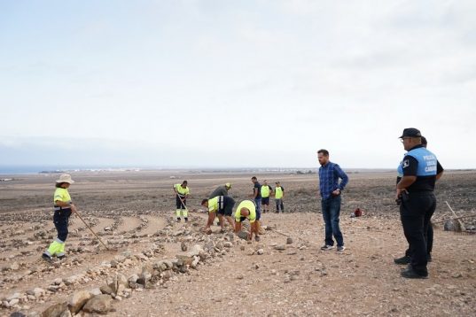 La Oliva inicia la retirada de túmulos de piedra acumulados en zonas protegidas