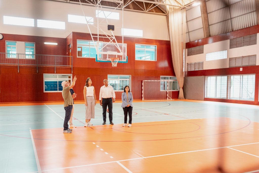 La alcaldesa Carolina Darias visita el Polideportivo de El Batán