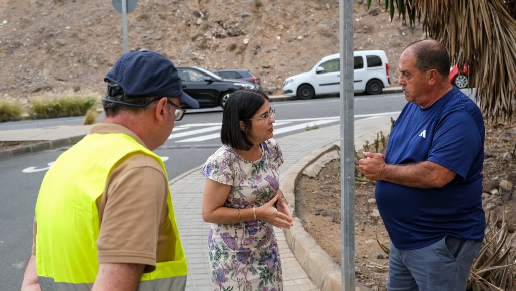 La alcaldesa supervisa las obras de mejora en las aceras de la Urbanización Reina Mercedes (1)