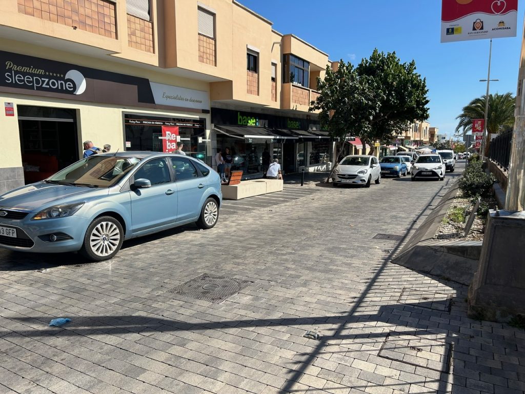 Los vehículos aparcados ahora ocupan los espacios dedicados al tránsito y descanso de los peatones y usuarios de la ZCA (1)