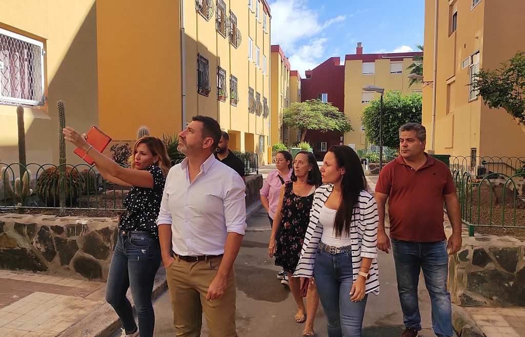 Marichal y Jiménez en una visita a la urbanización pendiente de rehabilitar