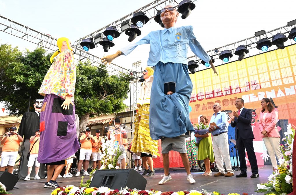 Momento en que el papagüevo de Ricardo Padrón sube al escenario de la Plaza Grande Grande