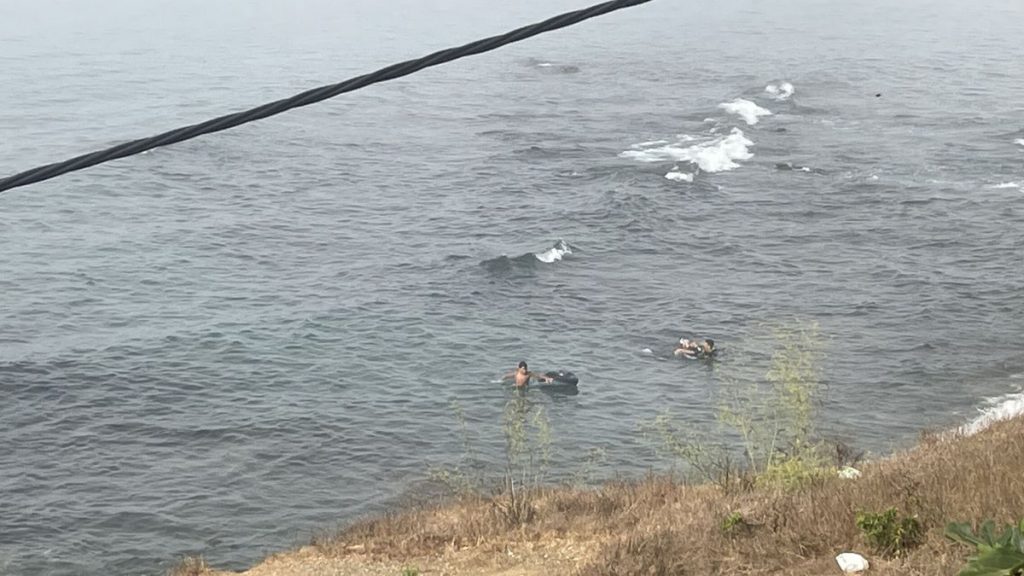 Nueva llegada de migrantes menores y adultos a nado a la playa de Ceuta