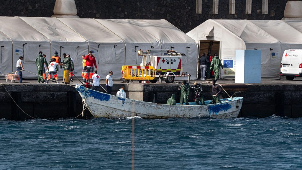 Parten hacia la península 49 migrantes del CETI de Ceuta que acoge a cerca de 800