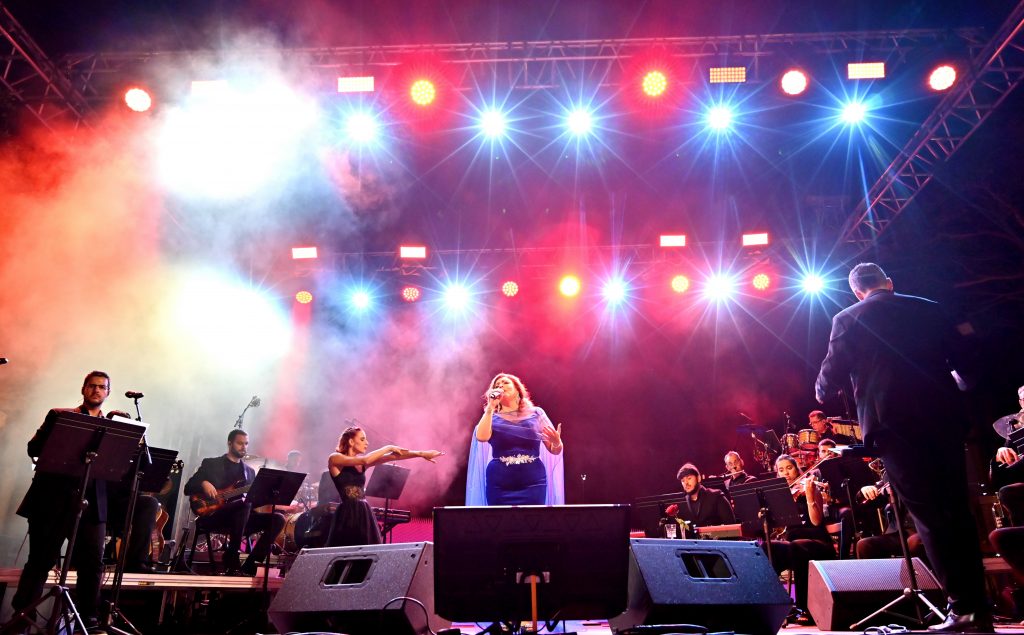 Patricia Muñoz este viernes durante el concierto ofrecido en la Plaza Grande de Guía (1)