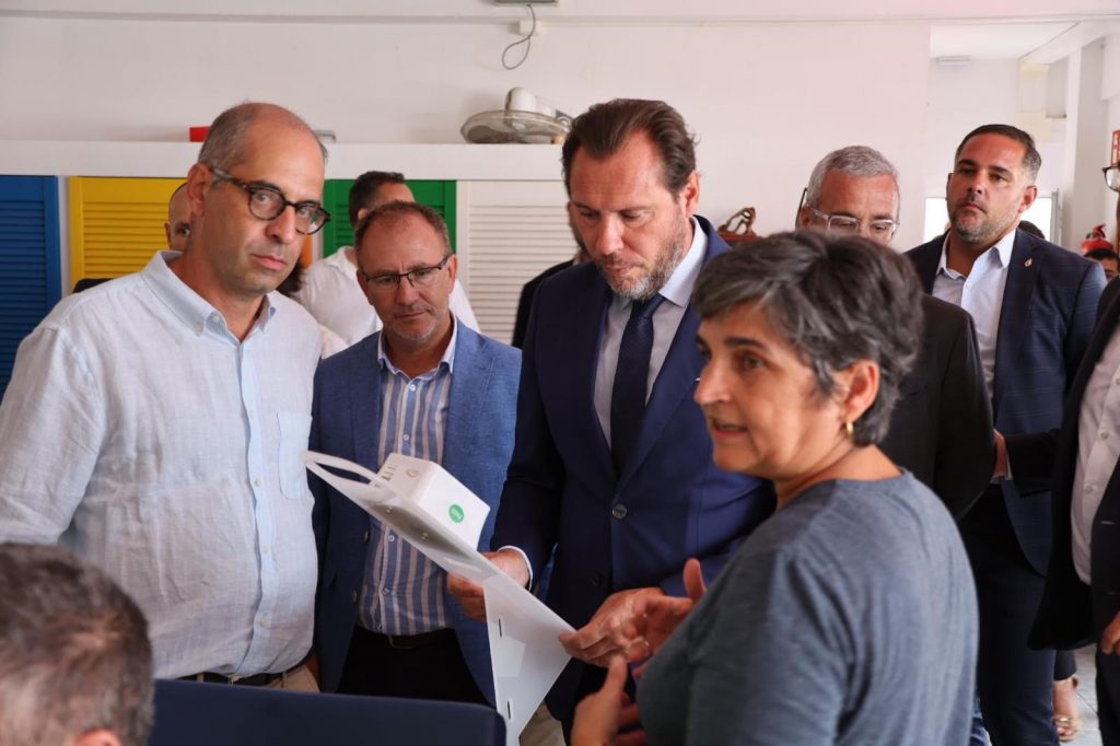 Puente visita el IGN, clave para monitorizar las emisiones tras la erupción en La Palma