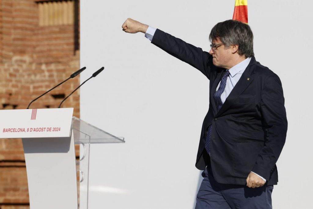 Puigdemont logra irrumpir en su acto de bienvenida junto al Parlament sin ser detenido