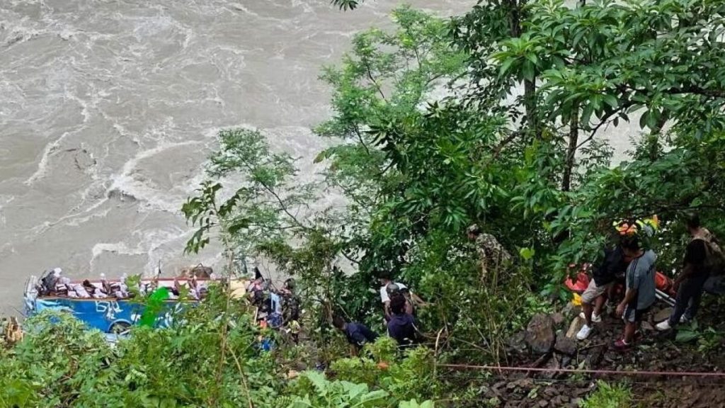 Retoman con la ayuda de buzos la búsqueda de una turista española desaparecida en Nepal