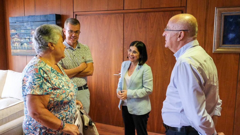 Reunión de la alcaldesa Carolina Darias con la presidenta de la Asociación AVJK5022, Pilar Vera