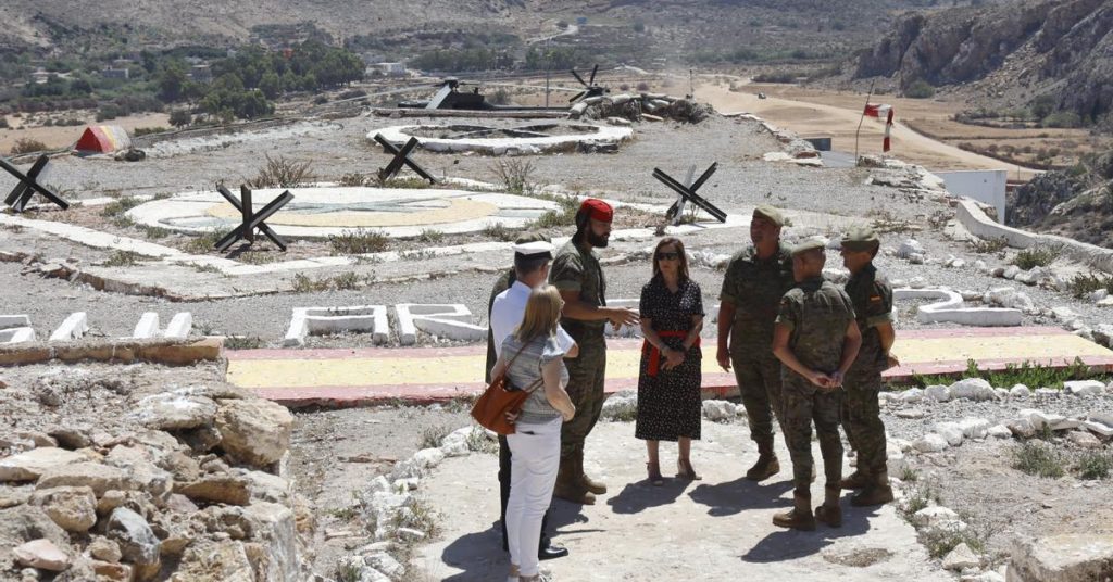 Robles valora el trabajo de los militares destacados en los islotes cercanos a Melilla