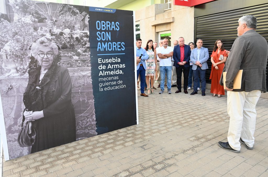 Sergio Aguiar explicando el contenido de los paneles de la exposición urbana inaugurada este miércoles en la Plaza de Las Huertas