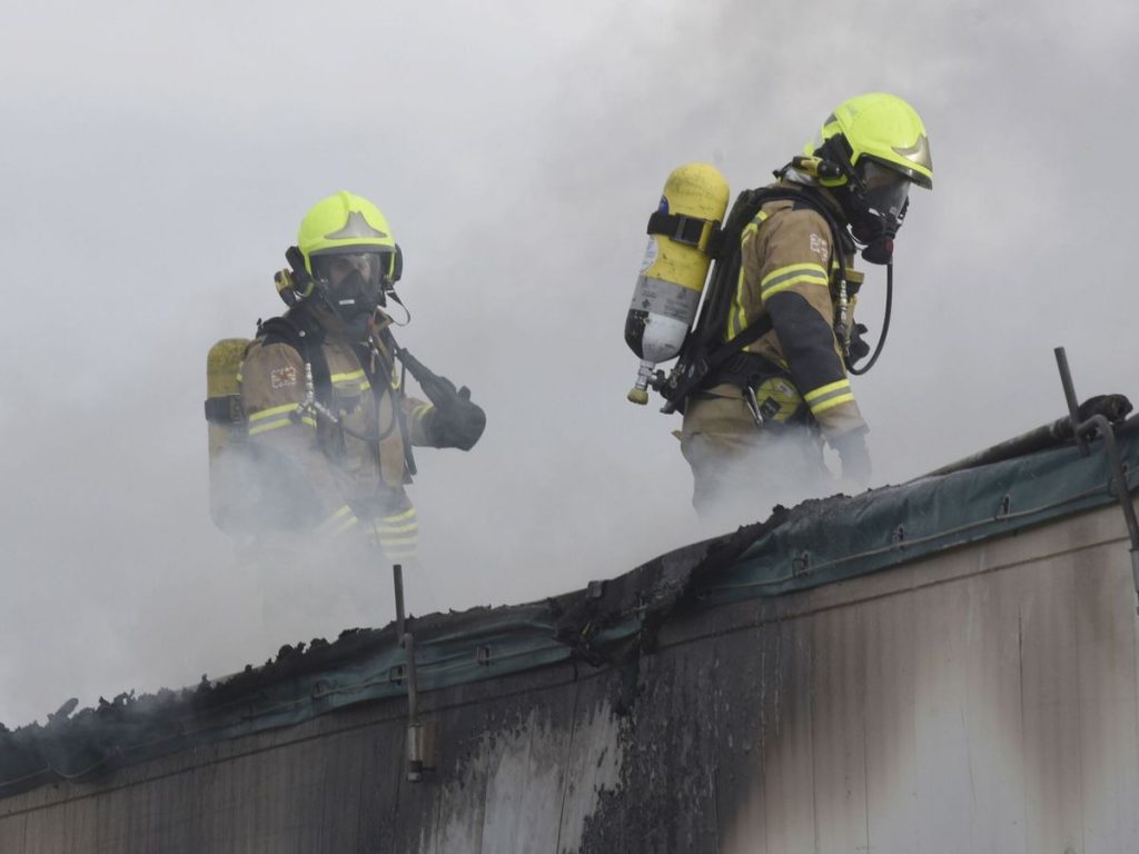 Un incendio en industria química de Zaragoza obliga a evacuar a un centenar de personas