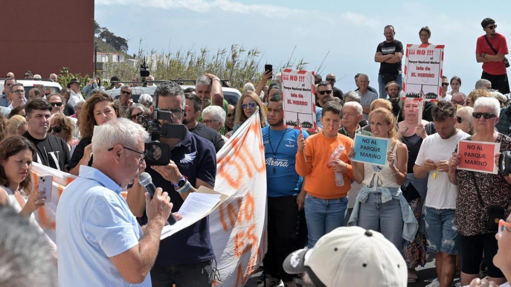 Unas 400 personas se manifiestan en El Hierro en contra del parque nacional marino