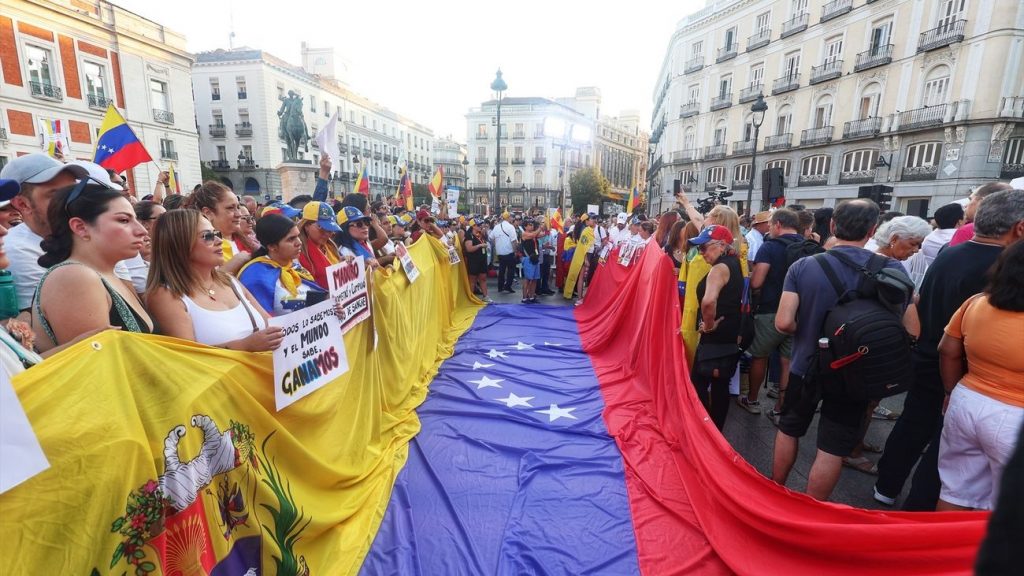 Venezolanos en España piden que no cese la presión internacional contra Maduro