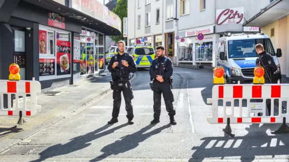 la-policia-alemana-trabaja-en-el-lugar-donde-tres-personas-por-apunalamiento-en-un-festival-en-solingen-alemania-4