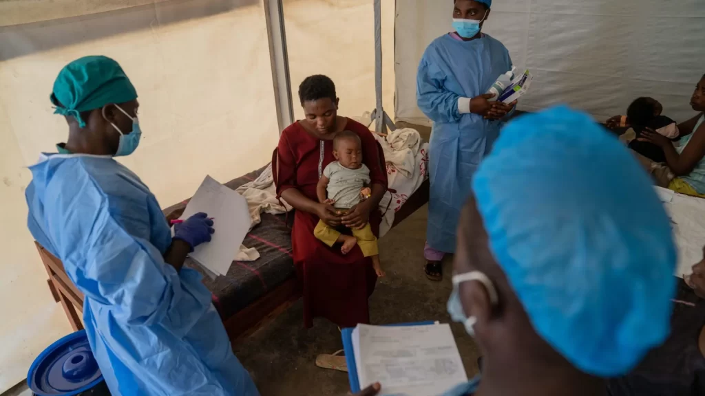 medicos-atiendes-a-una-mujer-y-a-su-bebe-de-mpox