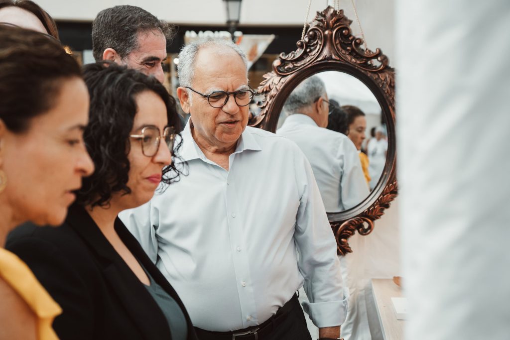 040924 Casimiro Curbelo, junto a la consejera de Artesanía, Cristina Ventura