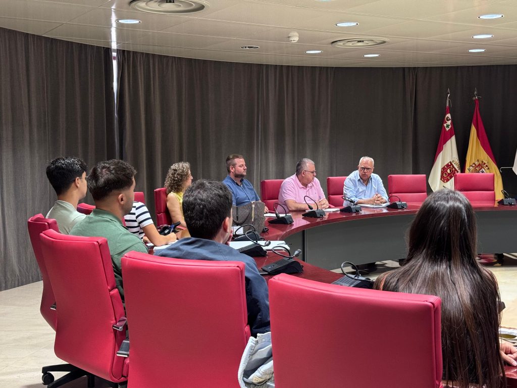 090924 El presidente del Cabildo, Casimiro Curbelo, recibiendo al nuevo equipo técnico para la promoción e impulso del modelo productivo de La Gomera