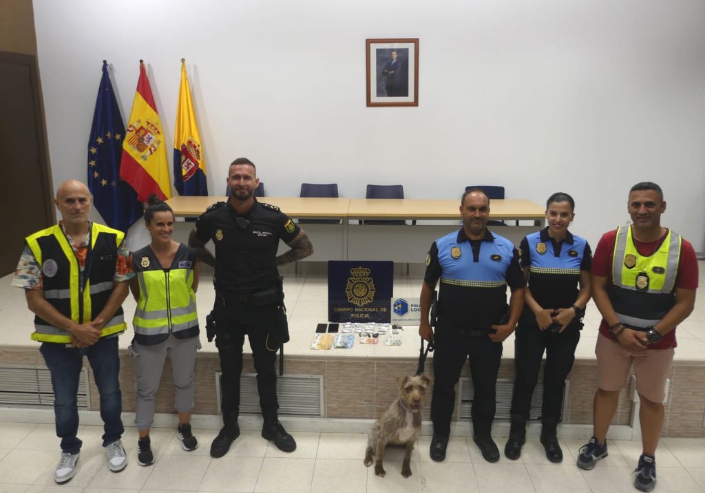 Agentes de la Policía Local y de la Brigada de Extranjería y de Seguridad Ciudadana de la Comisaría junto con la perra Peka