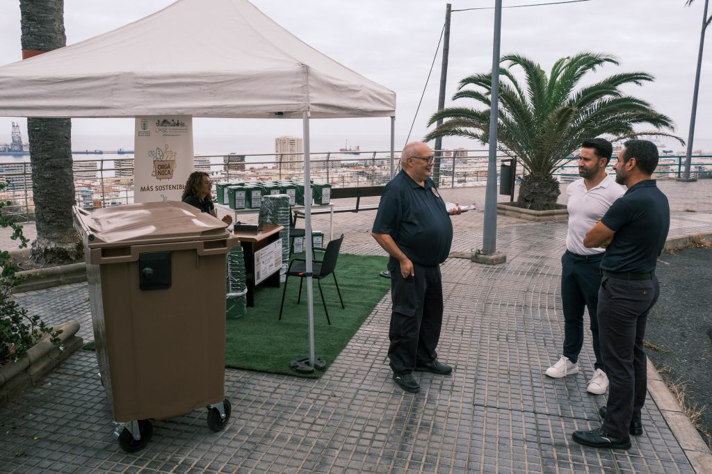 El Ayuntamiento continúa con la implantación del quinto contenedor en el barrio de Cuatro Cañones 1