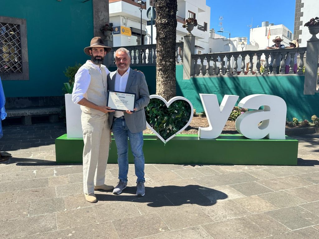 El alcalde, Alfredo Gonçalves, junto a Jaime Rodríguez, propietario de de la Ecofinca Selva Doramas