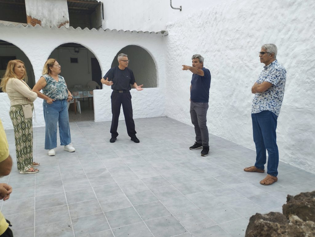 El concejal David Hernandez, junto a la directiva de la asociación