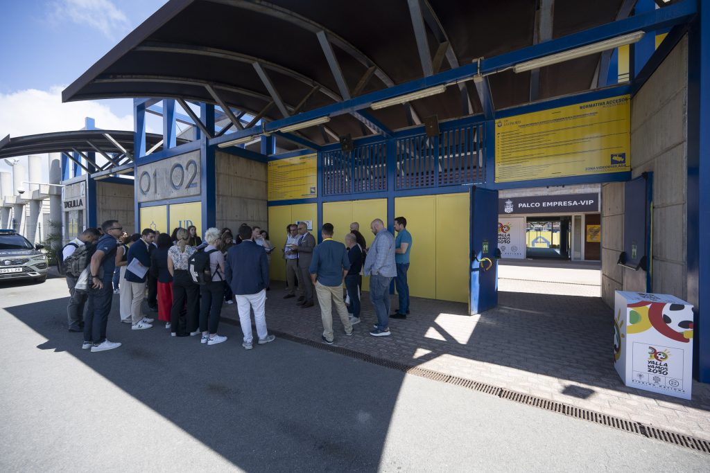 En uno de los accesos al Estadio de Gran Canaria.