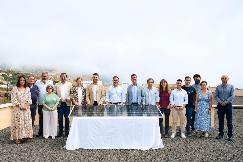 FOTO. Imagen de archivo del acuerdo entre la Consejería de Educación y Energía Bonita para la instalación de placas fotovoltaicas en los centros.