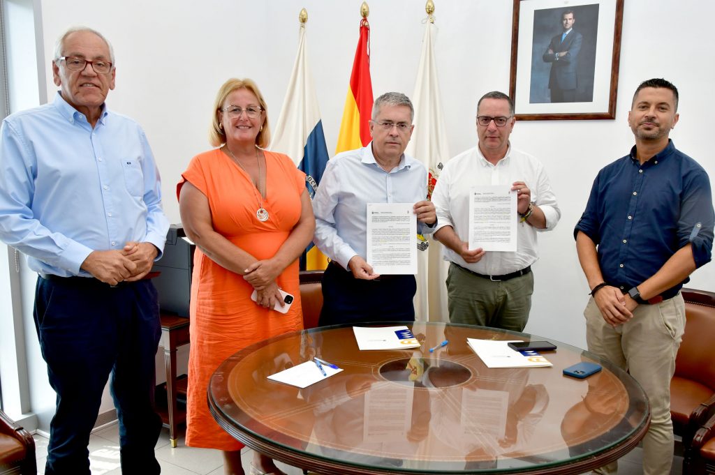 Firma del convenio de cooperación para la edificación de 12 nuevas aulas en el IES El Tablero -Aguañac (1)