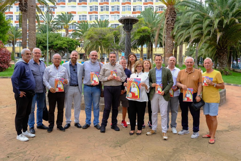 Grupo de vecinas y vecinos de Schamann junto a Medina y Santana